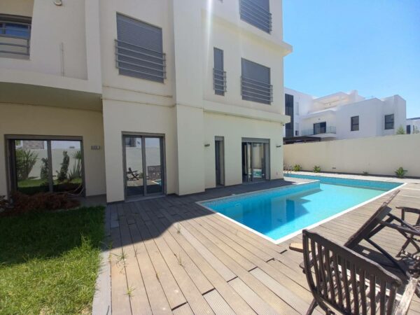 A louer rez de chaussée de villa type umelée meublée 3 chambres avec jardin terrasse piscine sur Gammarth zone touristique