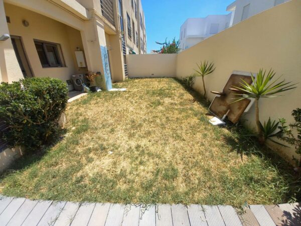 A louer rez de chaussée de villa type umelée meublée 3 chambres avec jardin terrasse piscine sur Gammarth zone touristique