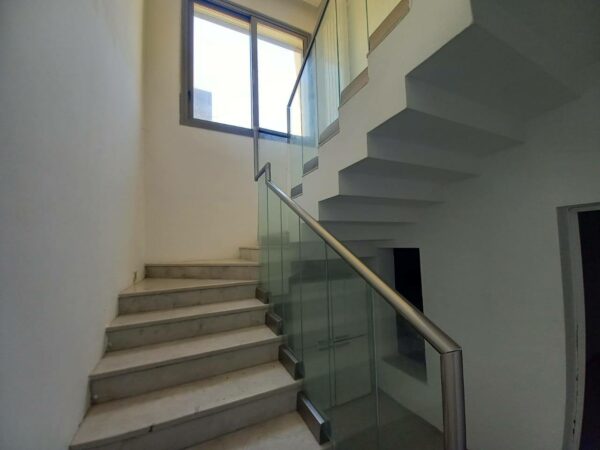 A louer rez de chaussée de villa type umelée meublée 3 chambres avec jardin terrasse piscine sur Gammarth zone touristique