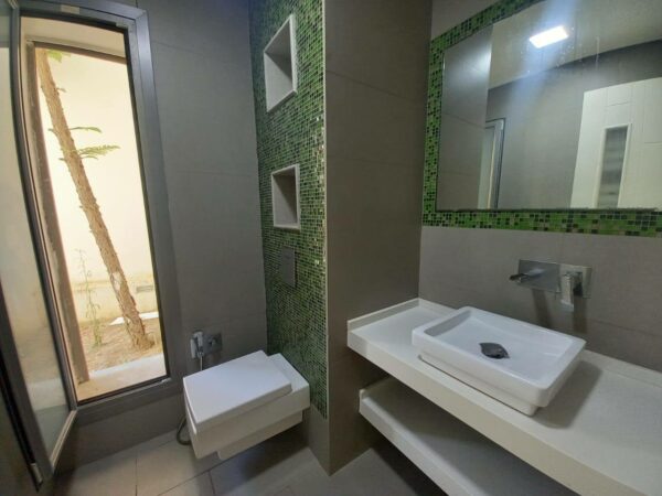 A louer rez de chaussée de villa type umelée meublée 3 chambres avec jardin terrasse piscine sur Gammarth zone touristique