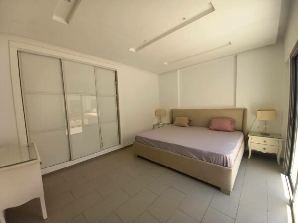 A louer rez de chaussée de villa type umelée meublée 3 chambres avec jardin terrasse piscine sur Gammarth zone touristique