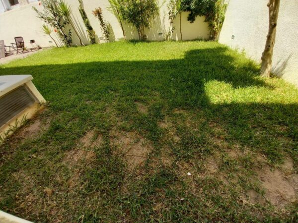 A louer rez de chaussée de villa type umelée meublée 3 chambres avec jardin terrasse piscine sur Gammarth zone touristique