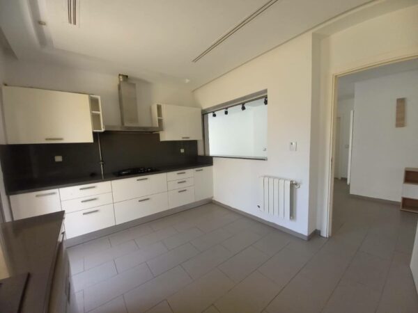 A louer rez de chaussée de villa type umelée meublée 3 chambres avec jardin terrasse piscine sur Gammarth zone touristique