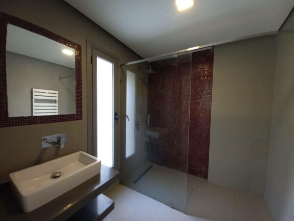 A louer rez de chaussée de villa type umelée meublée 3 chambres avec jardin terrasse piscine sur Gammarth zone touristique