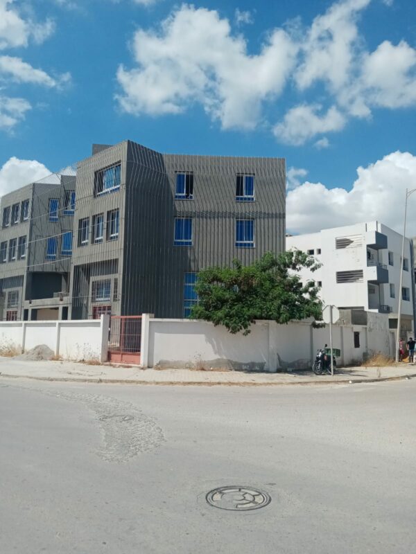 La zone d'activités de Kheireddine, communément appelée Lac 3, est un pôle économique majeur situé sur le territoire de la commune du Kram