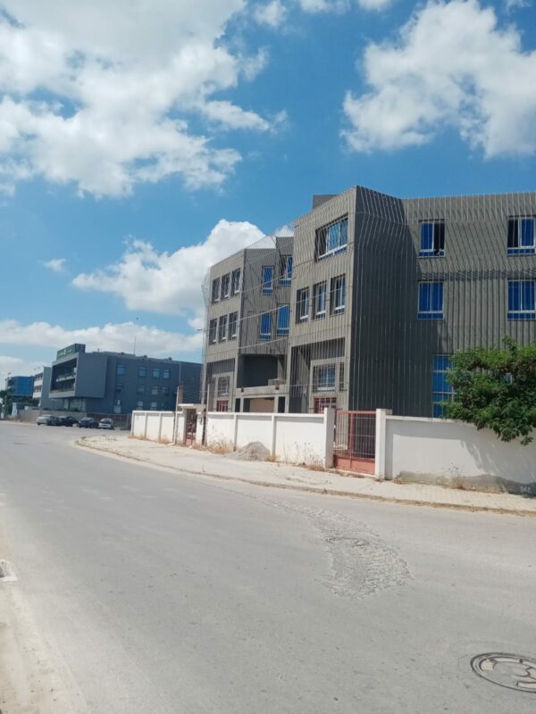 La zone d'activités de Kheireddine, communément appelée Lac 3, est un pôle économique majeur situé sur le territoire de la commune du Kram