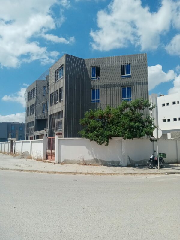 La zone d'activités de Kheireddine, communément appelée Lac 3, est un pôle économique majeur situé sur le territoire de la commune du Kram