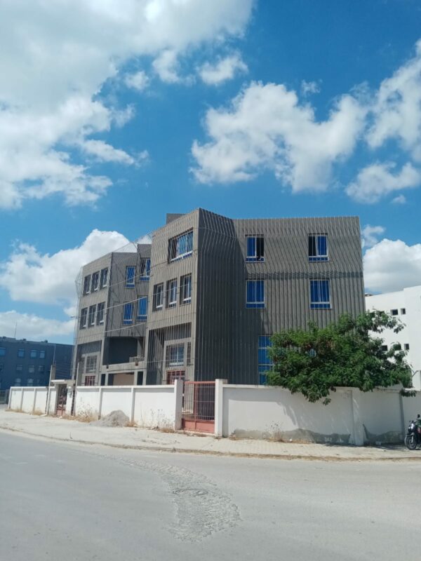 La zone d'activités de Kheireddine, communément appelée Lac 3, est un pôle économique majeur situé sur le territoire de la commune du Kram