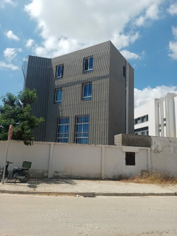 La zone d'activités de Kheireddine, communément appelée Lac 3, est un pôle économique majeur situé sur le territoire de la commune du Kram