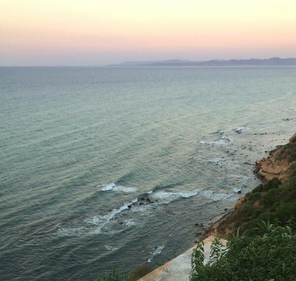 A louer une habitation unique et neuve type rez de chaussée de villa haut standing 2 suites avec une vue mer fabuleuse sur la falaise de Marsa Corniche
