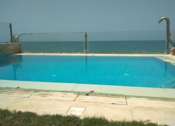 La villa dispose de 3 chambres plus un studio indépendant meublé pied dans l'eau, 2 salons, une terrasse, un jardin et une piscine extérieure privée. Parking dans la propriété.