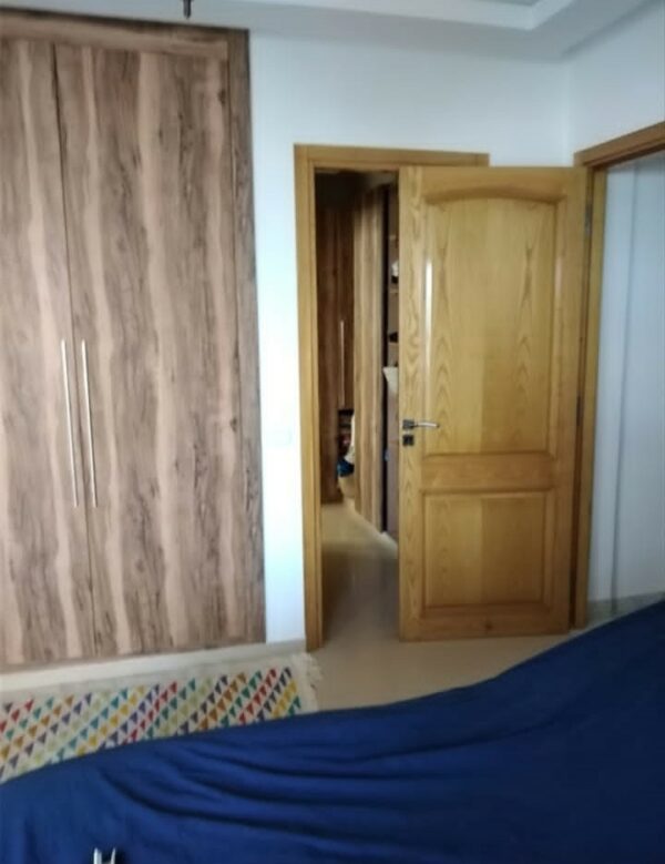 La villa dispose de 3 chambres plus un studio indépendant meublé pied dans l'eau, 2 salons, une terrasse, un jardin et une piscine extérieure privée. Parking dans la propriété.