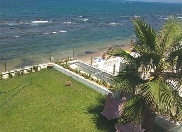 La villa dispose de 3 chambres plus un studio indépendant meublé pied dans l'eau, 2 salons, une terrasse, un jardin et une piscine extérieure privée. Parking dans la propriété.