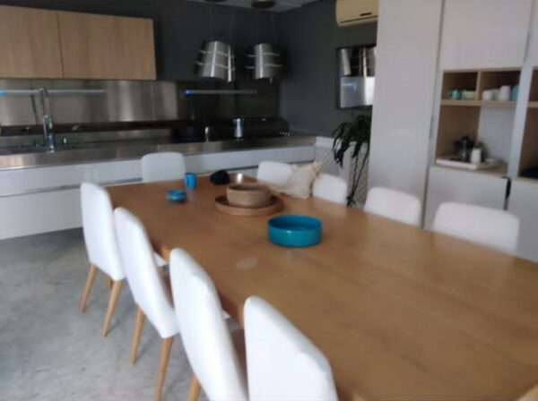 La villa dispose de 3 chambres plus un studio indépendant meublé pied dans l'eau, 2 salons, une terrasse, un jardin et une piscine extérieure privée. Parking dans la propriété.