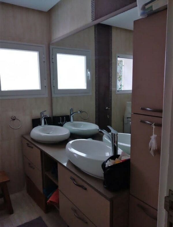 La villa dispose de 3 chambres plus un studio indépendant meublé pied dans l'eau, 2 salons, une terrasse, un jardin et une piscine extérieure privée. Parking dans la propriété.