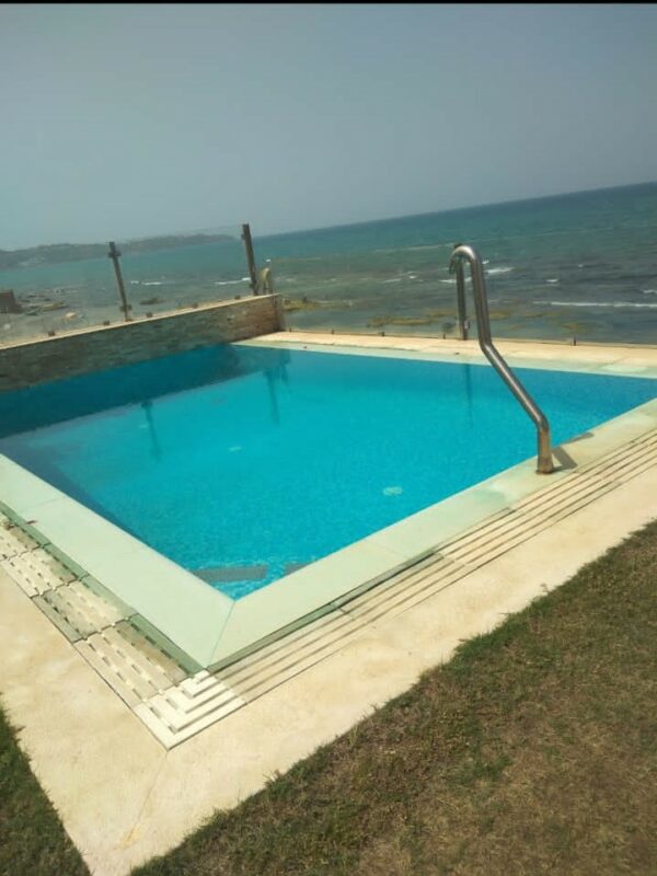 La villa dispose de 3 chambres plus un studio indépendant meublé pied dans l'eau, 2 salons, une terrasse, un jardin et une piscine extérieure privée. Parking dans la propriété.