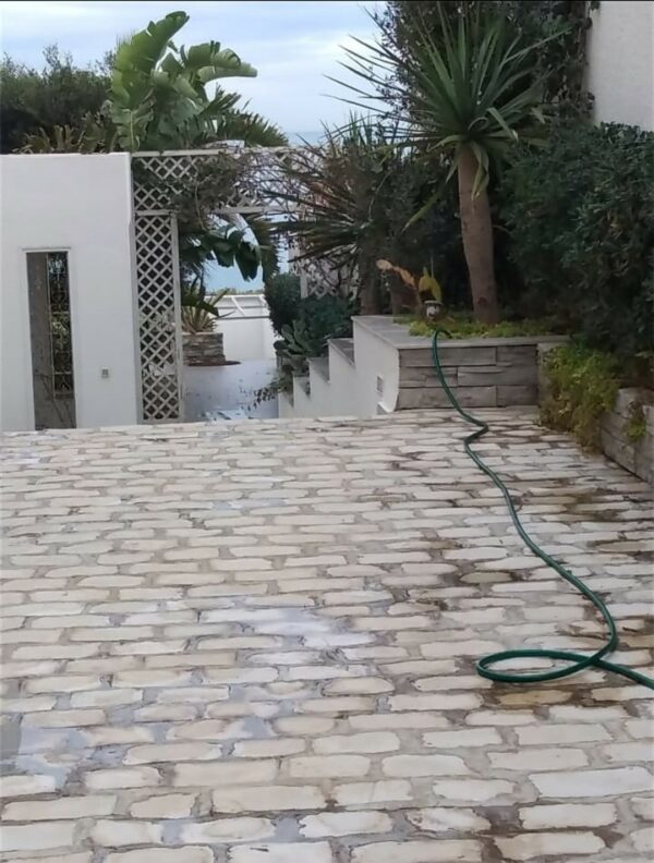 La villa dispose de 3 chambres plus un studio indépendant meublé pied dans l'eau, 2 salons, une terrasse, un jardin et une piscine extérieure privée. Parking dans la propriété.