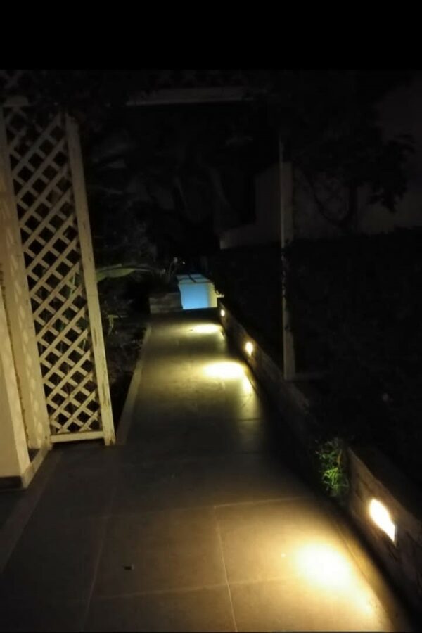 La villa dispose de 3 chambres plus un studio indépendant meublé pied dans l'eau, 2 salons, une terrasse, un jardin et une piscine extérieure privée. Parking dans la propriété.