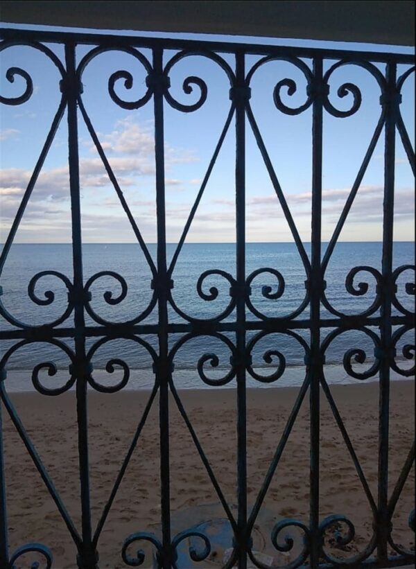 La villa dispose de 3 chambres plus un studio indépendant meublé pied dans l'eau, 2 salons, une terrasse, un jardin et une piscine extérieure privée. Parking dans la propriété.