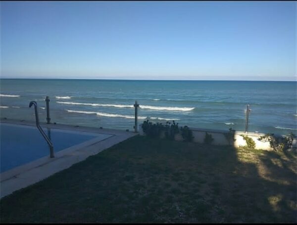 La villa dispose de 3 chambres plus un studio indépendant meublé pied dans l'eau, 2 salons, une terrasse, un jardin et une piscine extérieure privée. Parking dans la propriété.