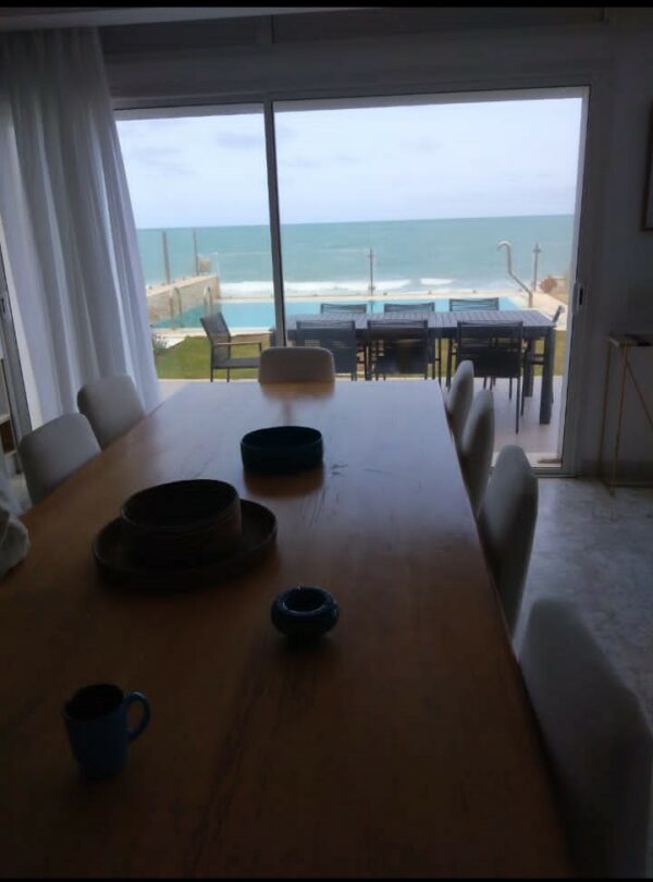 La villa dispose de 3 chambres plus un studio indépendant meublé pied dans l'eau, 2 salons, une terrasse, un jardin et une piscine extérieure privée. Parking dans la propriété.