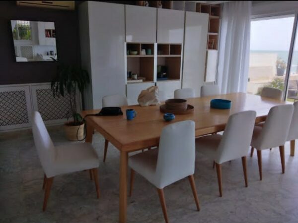 La villa dispose de 3 chambres plus un studio indépendant meublé pied dans l'eau, 2 salons, une terrasse, un jardin et une piscine extérieure privée. Parking dans la propriété.