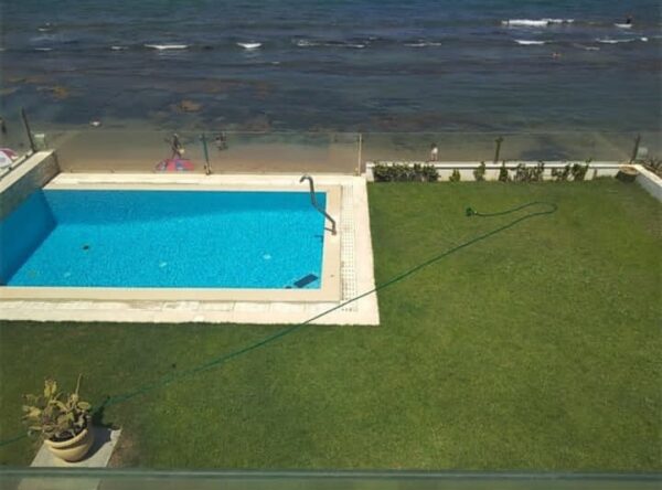 La villa dispose de 3 chambres plus un studio indépendant meublé pied dans l'eau, 2 salons, une terrasse, un jardin et une piscine extérieure privée. Parking dans la propriété.