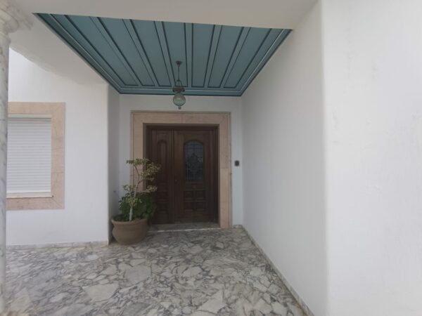 A louer sur Marsa Cube superbe demeure avec villa haut standing belle vue mer jardin grande terrasse piscine balcons garage