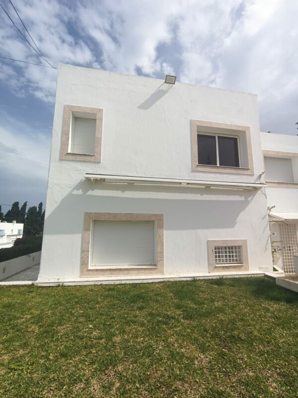 A louer sur Marsa Cube superbe demeure avec villa haut standing belle vue mer jardin grande terrasse piscine balcons garage
