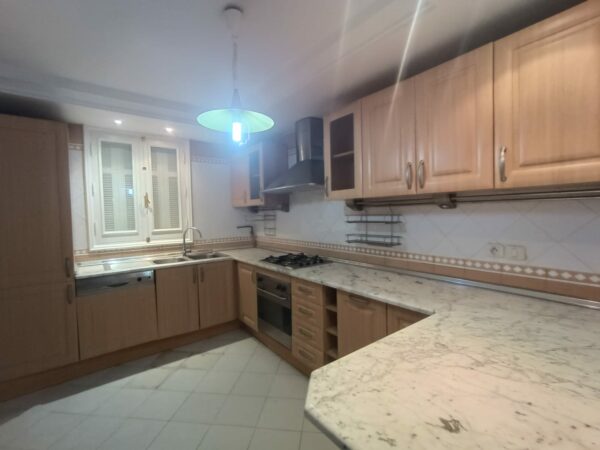 A louer sur Marsa Cube superbe demeure avec villa haut standing belle vue mer jardin grande terrasse piscine balcons garage