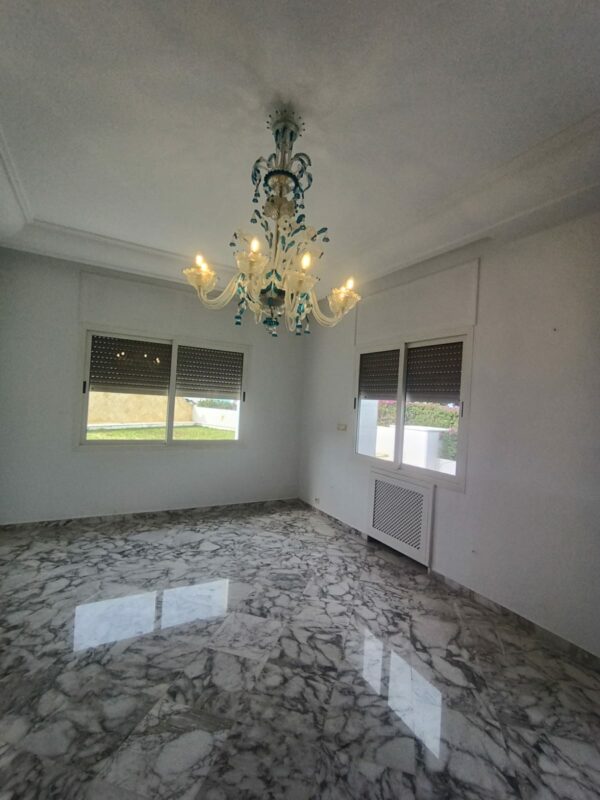 A louer sur Marsa Cube superbe demeure avec villa haut standing belle vue mer jardin grande terrasse piscine balcons garage