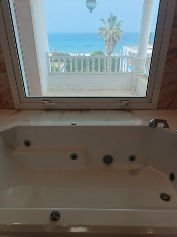 A louer sur Marsa Cube superbe demeure avec villa haut standing belle vue mer jardin grande terrasse piscine balcons garage