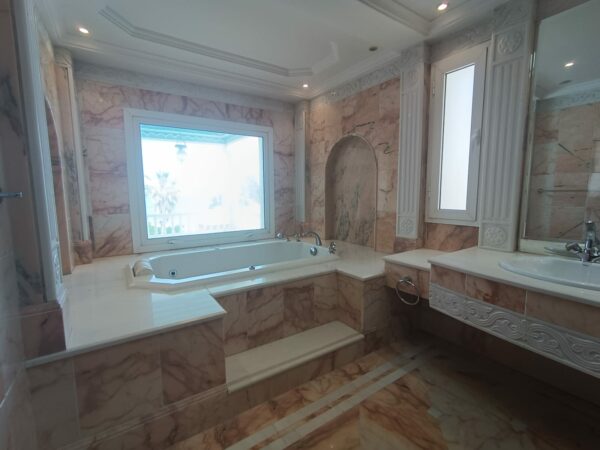 A louer sur Marsa Cube superbe demeure avec villa haut standing belle vue mer jardin grande terrasse piscine balcons garage