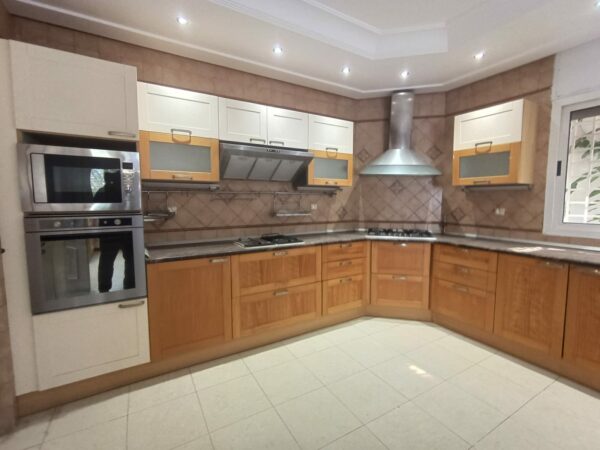 A louer sur Marsa Cube superbe demeure avec villa haut standing belle vue mer jardin grande terrasse piscine balcons garage