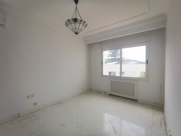 A louer sur Marsa Cube superbe demeure avec villa haut standing belle vue mer jardin grande terrasse piscine balcons garage