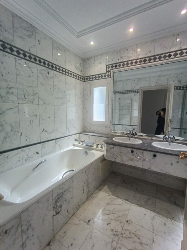 A louer sur Marsa Cube superbe demeure avec villa haut standing belle vue mer jardin grande terrasse piscine balcons garage