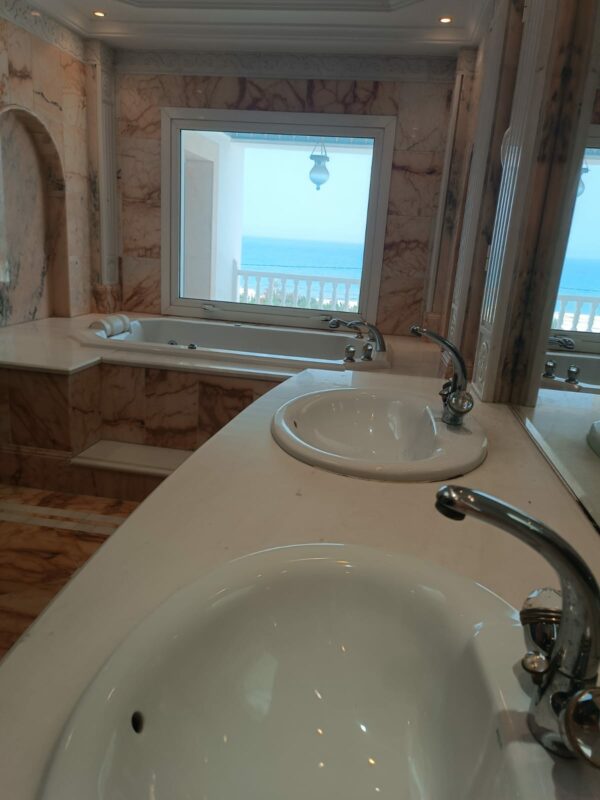 A louer sur Marsa Cube superbe demeure avec villa haut standing belle vue mer jardin grande terrasse piscine balcons garage