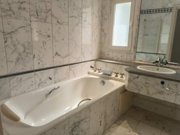 A louer sur Marsa Cube superbe demeure avec villa haut standing belle vue mer jardin grande terrasse piscine balcons garage