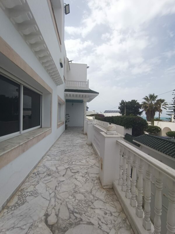 A louer sur Marsa Cube superbe demeure avec villa haut standing belle vue mer jardin grande terrasse piscine balcons garage