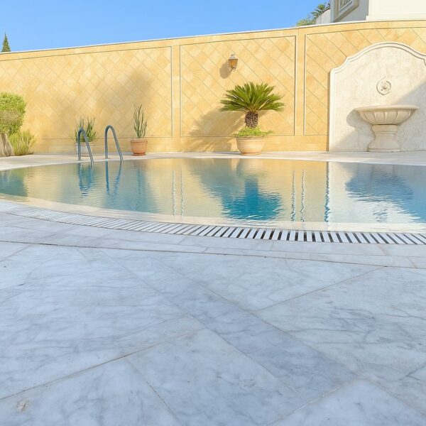 A louer sur Marsa Cube superbe demeure avec villa haut standing belle vue mer jardin grande terrasse piscine balcons garage