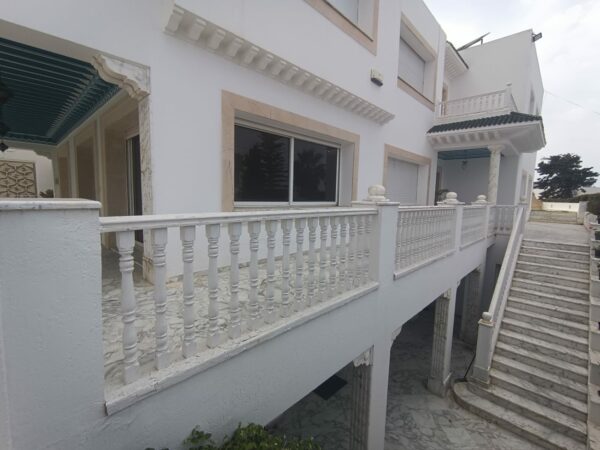 A louer sur Marsa Cube superbe demeure avec villa haut standing belle vue mer jardin grande terrasse piscine balcons garage
