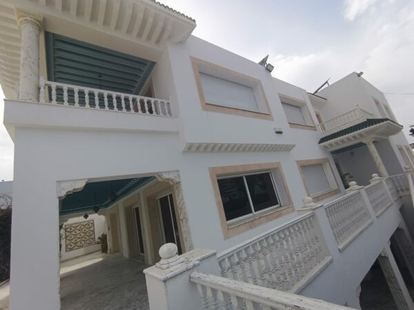 A louer sur Marsa Cube superbe demeure avec villa haut standing belle vue mer jardin grande terrasse piscine balcons garage