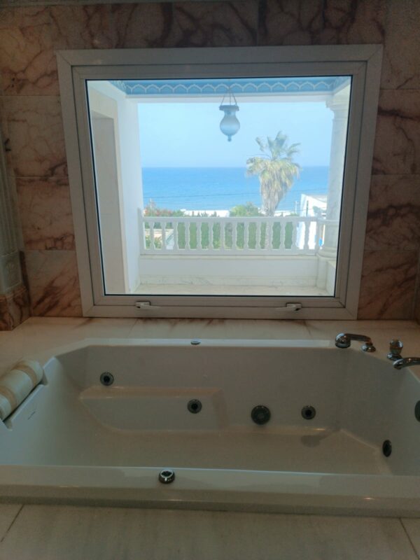 A louer sur Marsa Cube superbe demeure avec villa haut standing belle vue mer jardin grande terrasse piscine balcons garage