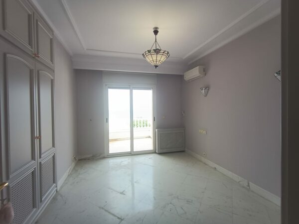 A louer sur Marsa Cube superbe demeure avec villa haut standing belle vue mer jardin grande terrasse piscine balcons garage