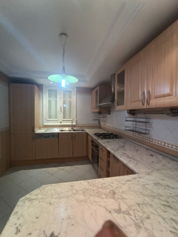 A louer sur Marsa Cube superbe demeure avec villa haut standing belle vue mer jardin grande terrasse piscine balcons garage