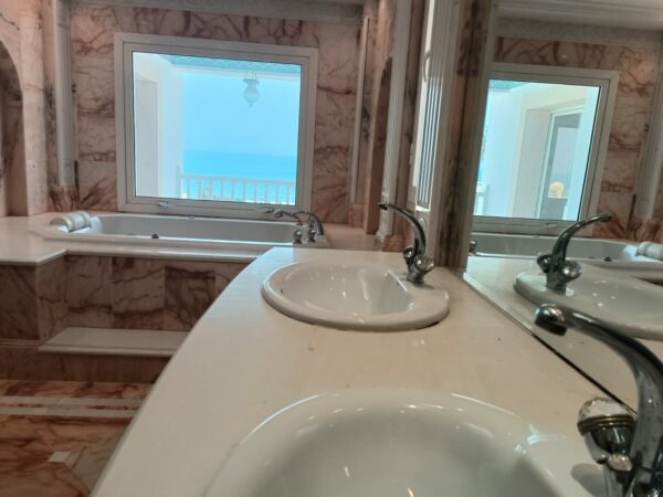 A louer sur Marsa Cube superbe demeure avec villa haut standing belle vue mer jardin grande terrasse piscine balcons garage