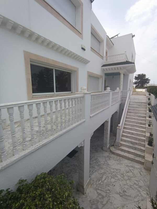 A louer sur Marsa Cube superbe demeure avec villa haut standing belle vue mer jardin grande terrasse piscine balcons garage