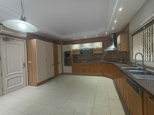 A louer sur Marsa Cube superbe demeure avec villa haut standing belle vue mer jardin grande terrasse piscine balcons garage