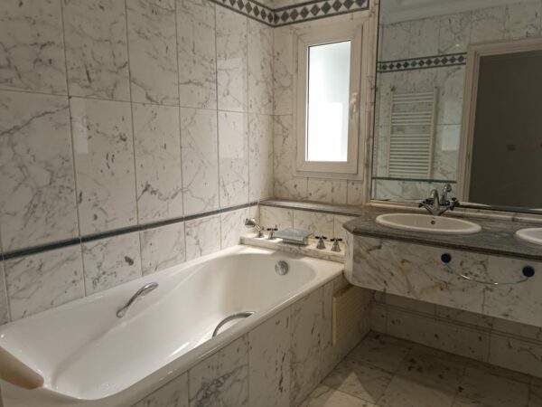 A louer sur Marsa Cube superbe demeure avec villa haut standing belle vue mer jardin grande terrasse piscine balcons garage