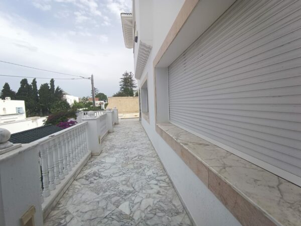 A louer sur Marsa Cube superbe demeure avec villa haut standing belle vue mer jardin grande terrasse piscine balcons garage